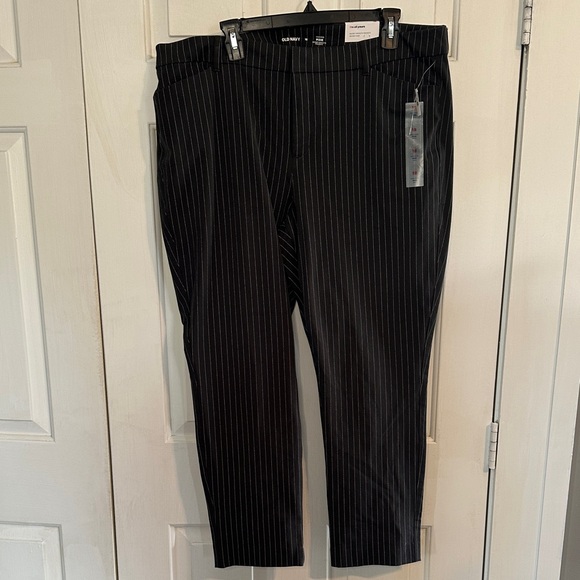 NWT Old Navy grey and white pixie pant size 18 women’s - Picture 1 of 6